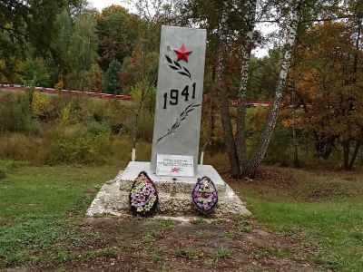 Братская могила советских воинов