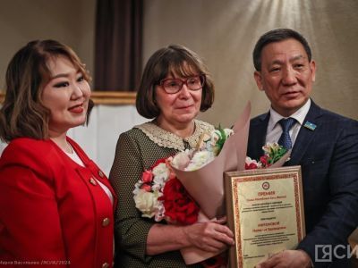 Учителю русского языка и литературы школы № 29 вручили премию главы Якутии