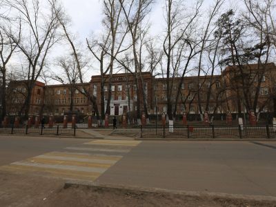 Здание средней школы № 42, где в годы Великой Отечественной войны с августа 1941 г. по ноябрь 1945 г. размещался эвакогоспиталь № 943 и с ноября 1945 г. по сентябрь 1946 г. - республиканский госпиталь инвалидов Отечественной войны