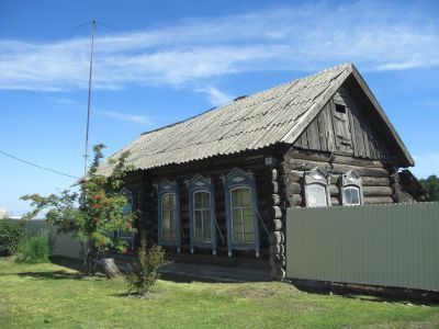 Деревянный дом Ивановых начала XX века с коньком на наличниках и своеобразной глухой резьбой