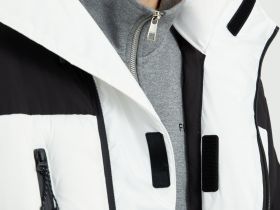 Утепленная куртка с контрастной отделкой