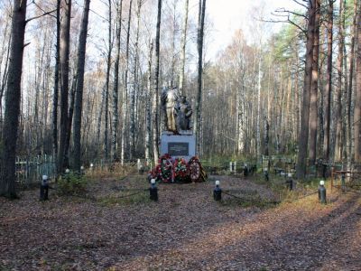 Братское захоронение советских воинов, погибших в 1941-44 гг.