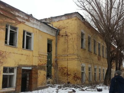Двухэтажное здание бывшей казармы
