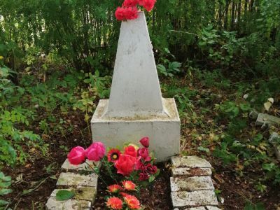 Братская могила партизан, погибших во время гражданской войны в 1918 году (20 чел.)