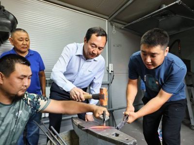 Глава Якутии встретился с мастером-кузнецом Егором Федоровым