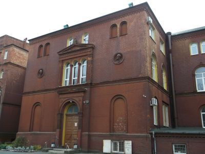 Лечебный корпус с горельефами И.Ф. Диффенбаха и А.Г. Рихтера