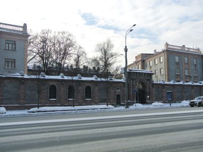 Гранитная ограда по улице