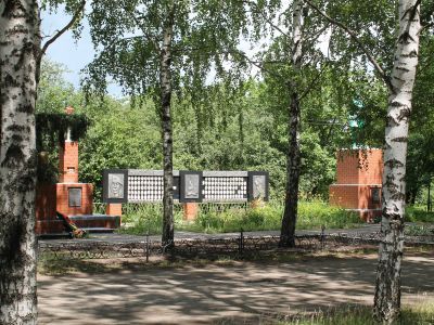 Братская могила советских воинов, погибших в боях с фашистскими захватчиками в 1943 году. Захоронено 9 человек, имена 2 человек установлены. Скульптура советского воина с автоматом