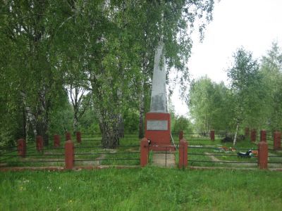 Братская могила 184 советских воинов, погибших в боях с немецко-фашистскими захватчиками в 1941-1943 гг. Здесь же захоронена Герой Советского Союза К.С.Константинова. Установлена скульптура