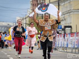 Сотни якутян в национальной одежде пробежали на марафоне Олонхо
