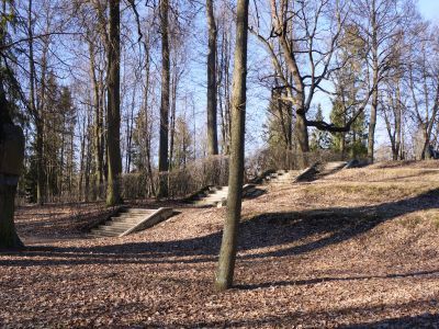 Цветочная горка с каменными лестницами в Ботаническом саду