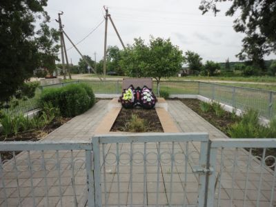 Братская могила советских воинов, погибших в боях с фашистскими захватчиками