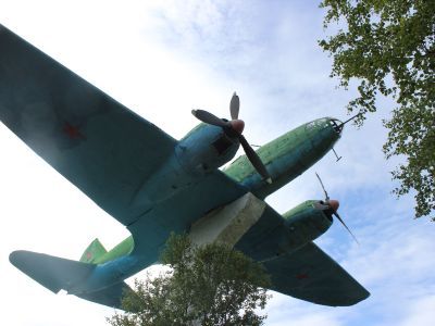 Памятный знак «Авиаторам-североморцам» (ИЛ-4)