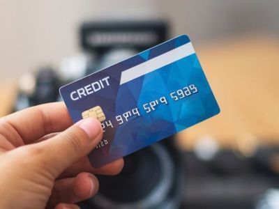 Крупные банки ограничили выдачу кредитных карт в одни руки