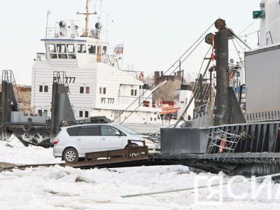 Паромы прекратили перевозить легковые автомобили из Якутска в Нижний Бестях и обратно