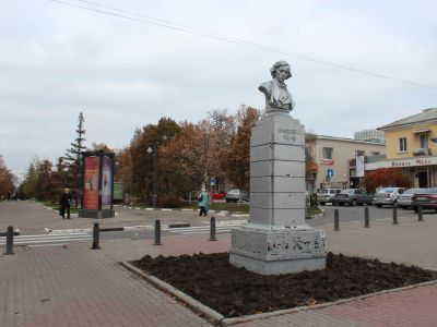 Бюст писателя-демократа Н.Г. Чернышевского. Бронза, мрамор