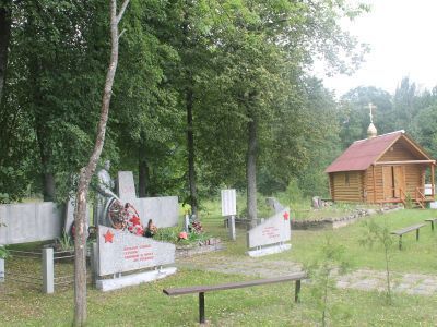 Братская могила воинов Советской Армии, погибших в 1944 г.  Здесь же похоронен Герой Советского Союза Мягчилов Анатолий Григорьевич (1923-1944)