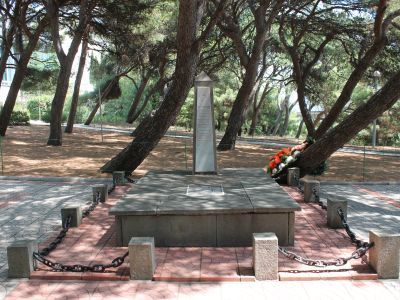 Братская могила советских воинов