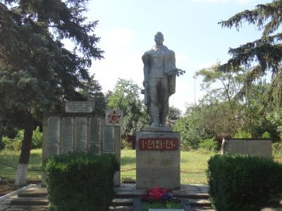 Братская могила двух воинов Советской Армии, погибших в 1943 г. при освобождении х. Новокиевского