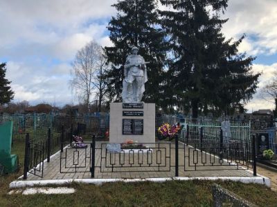 Братская могила воинов Советской Армии, погибших в феврале 1943 года. Захоронено 196 человек, установлено фамилий на 43 человека. Скульптура установлена в 1952 году