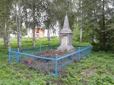 Братская могила  председателя  уездного исполкома  Совета крестьянских депутатов Мартьянова Николая Андреевича и красноармейцев, убитых во время кулацкого мятежа в сентябре 1918 г.