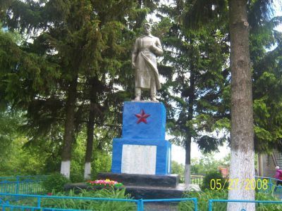 Братская могила воинов Советской Армии, погибших в период Великой Отечественной войны. Захоронено и установлено фамилий на 64 человека. Скульптура установлена в 1968 году