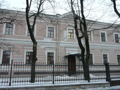 Здание приюта с чугунной оградой