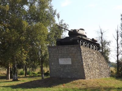 Танк Т-34, установленный в честь советских воинов, принимавших участие в освобождении Динского района от фашистских захватчиков