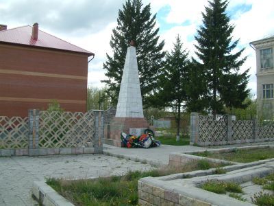 Памятник на братской могиле 18 партизан Гражданской войны, расстрелянных колчаковцами