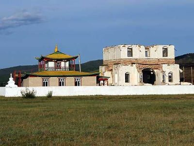 Каменная ограда с четырьмя угловыми субурганами