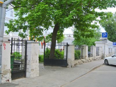 Ограда с пилонами ворот, 1760-е гг., архитектор М.Ф.Казаков, 1978-1996 г., архитекторы Н.В.Ильенкова, Е.В.Степанова