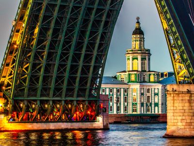 Развод мостов с воды: огни ночного Петербурга и музыка на теплоходе