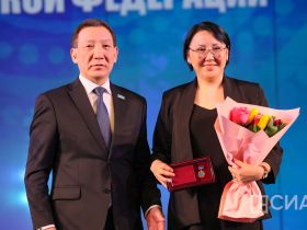 Государственные награды вручили работникам культуры Якутии