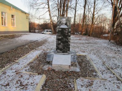 Памятник с бронзовым бюстом учительнице-партизанке Е.П.Марченковой, погибшей в 1942 г.