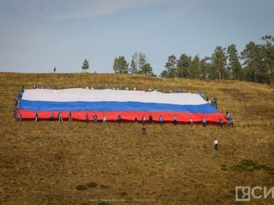 Самый большой триколор на Дальнем Востоке развернули в Якутске