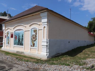 Одноэтажная каменная лавка купца С. Лежнева