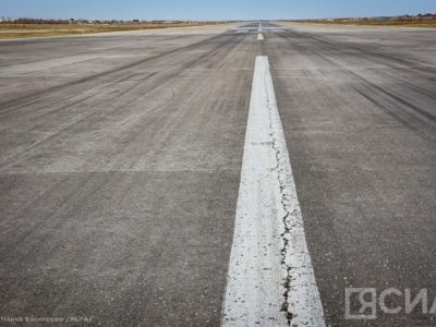 Самолет повредил опоры шасси при посадке в Мирном