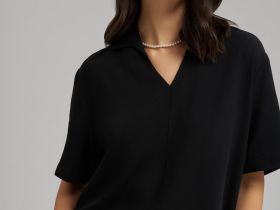 Свободная блузка с v-вырезом и воротником