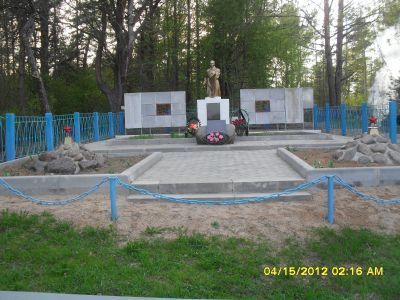 Братская могила воинов Советской Армии, погибших в 1944 г. Здесь же похоронен Герой Советского Союза Толстухо Василий Иванович (1920-1944)