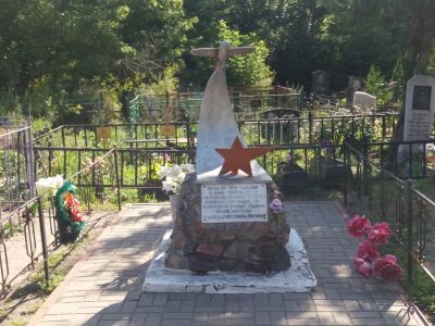 Братская могила воинов Советской Армии, погибших в период Великой Отечественной войны. Количество захороненных и их имена не известны. Обелиск установлен в 1943 году