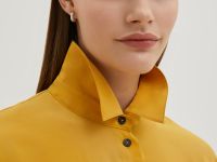 Блузка с воротником-стойкой и нагрудными карманами