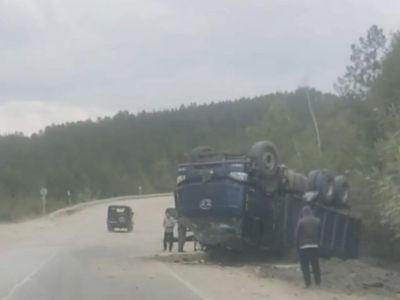 Большегруз перевернулся на бок в Мирнинском районе Якутии