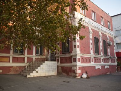 Двухэтажное каменное здание на привокзальной площади