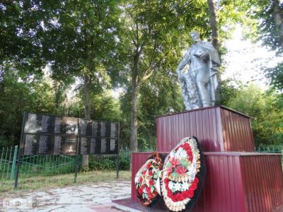 Братская могила воинов Советской Армии, погибших в марте 1943 года. Захоронено 1000 человек, установлено фамилий на 112 человек. Скульптура установлена в 1965 году