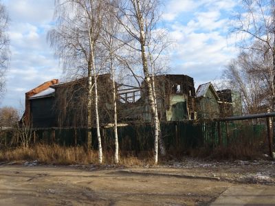 Деревянное двухэтажное здание школы № 13 в г. Сыктывкаре