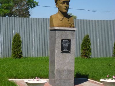 Памятник помощнику машиниста Козлову А.Г., геройски погибшему в 1919 г. от деникинцев при эвакуации железнодорожного состава с боеприпасами. Бюст установлен в 1970 году