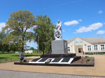 Братская могила советских воинов, погибших в боях с фашистскими захватчиками в 1943 году. Захоронено 27 человек, имена установлены. Скульптура советского воина