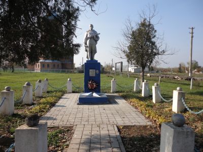 Братская могила советских воинов, погибших в боях с фашистскими захватчиками