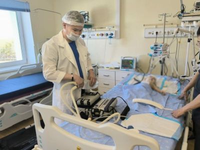 Врачи в Якутии спасли выпавшую с третьего этажа годовалую девочку