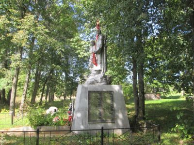 Братская могила 559 советских воинов, погибших в 1941-1943 гг. при освобождении района от немецко-фашистских захватчиков. Установлена скульптура